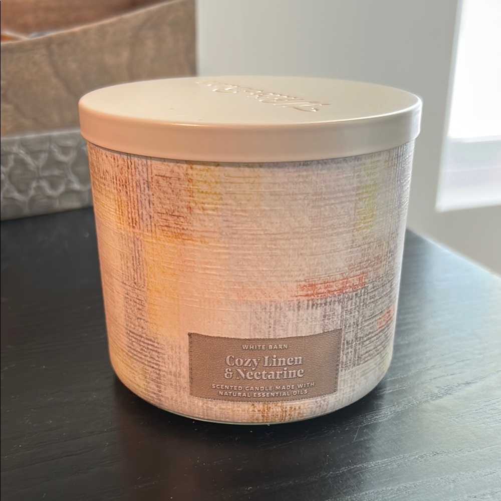 White Barn Cozy Linen and Nectarine Candle